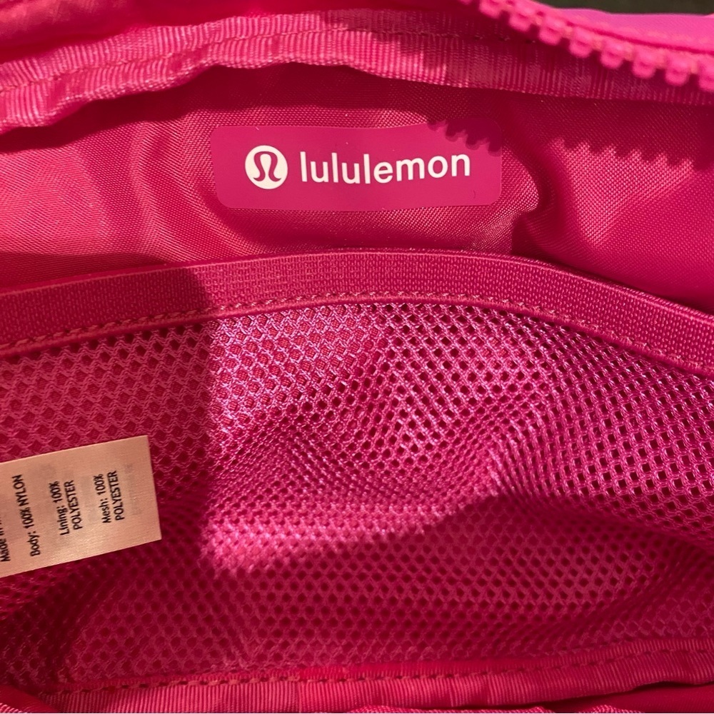 Lululemon Everywhere Belt Bag in sonic pink NWT - Picture 4 of 6